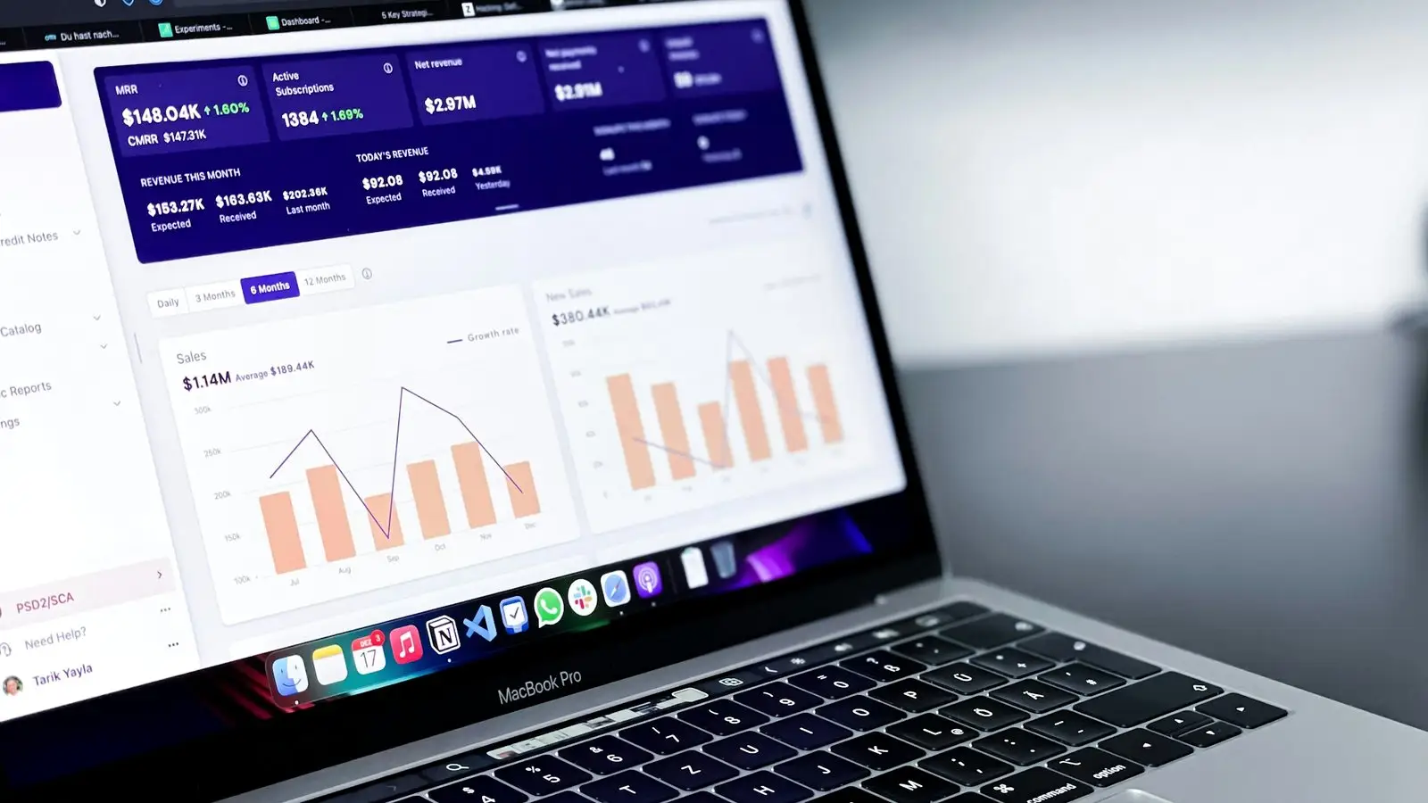 Laptop z panelem analitycznym pełnym wykresów