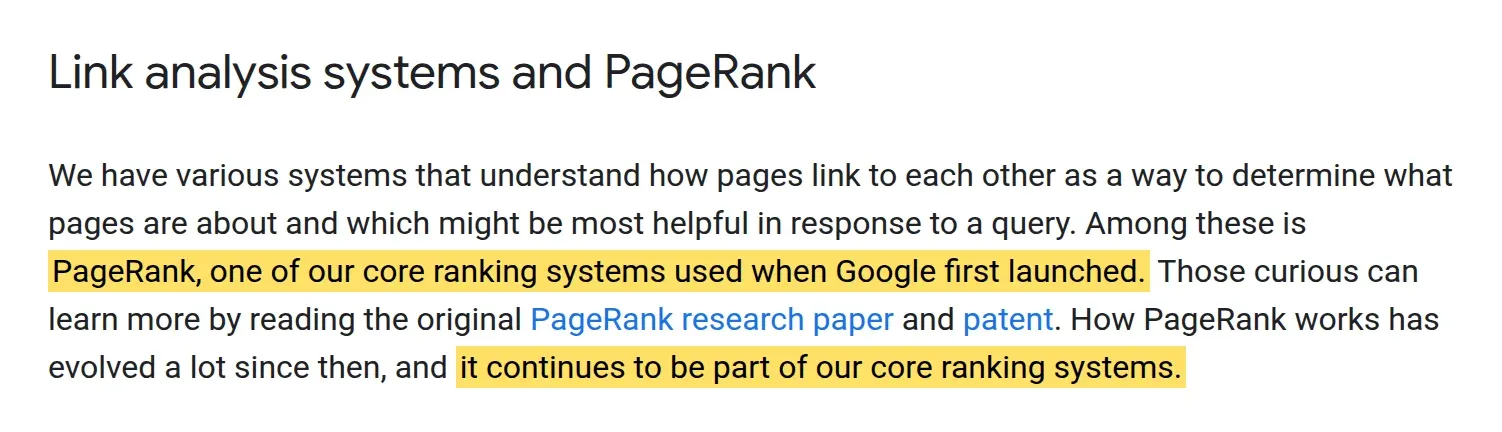 Fragment dokumentacji Google Search Central „A guide to Google Search ranking systems”, sekcja „Link analysis systems and PageRank”, z zaznaczonymi zdaniami: PageRank to jeden z podstawowych systemów rankingowych od startu Google i nadal jest częścią podstawowych systemów rankingowych