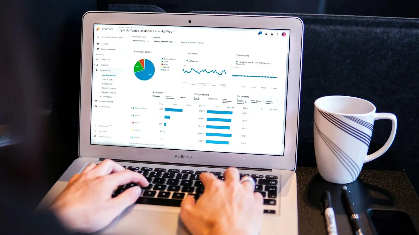 Osoba pracuje na laptopie z otwartym panelem analitycznym