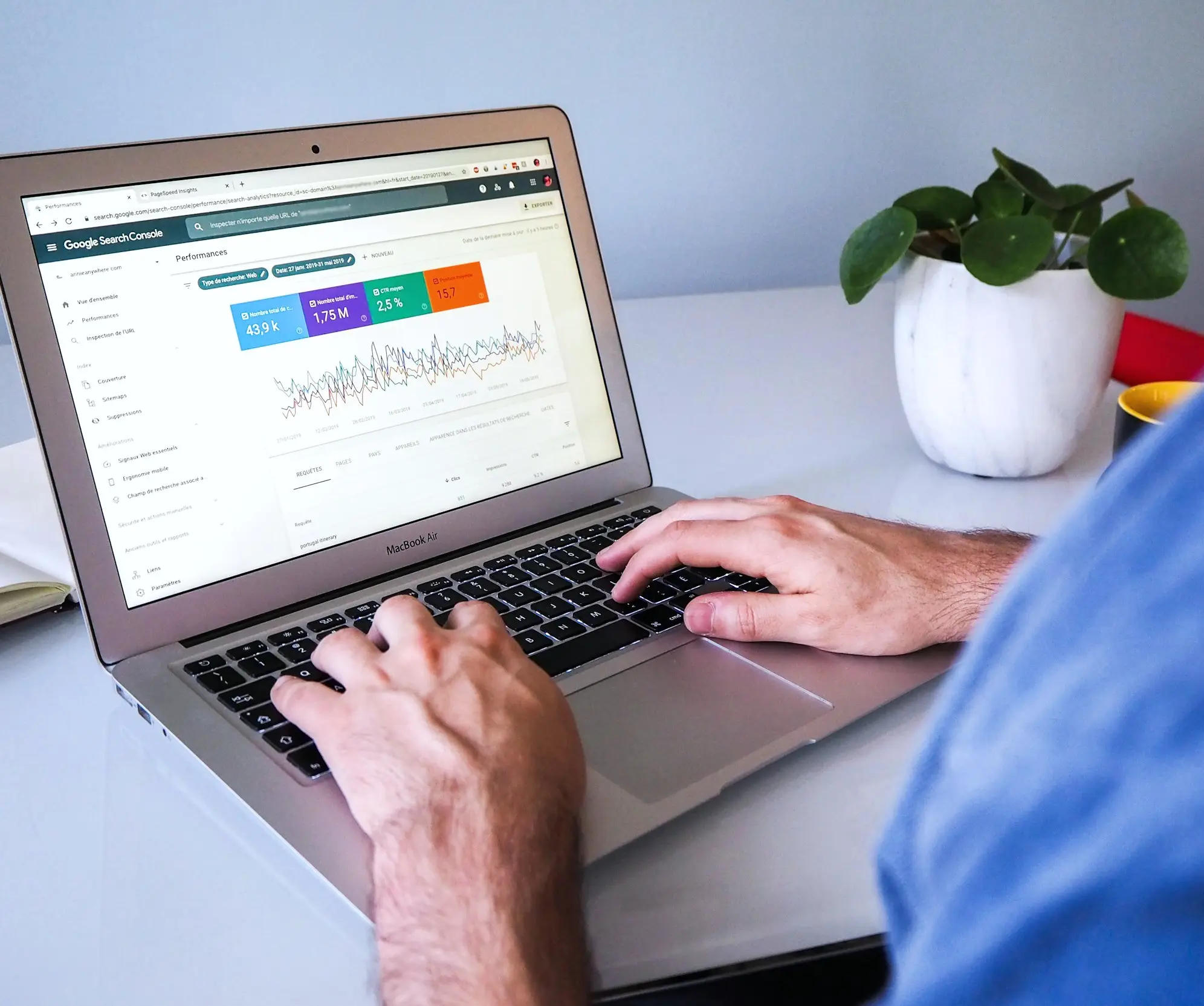 Raport Skuteczność w Google Search Console otwarty na laptopie