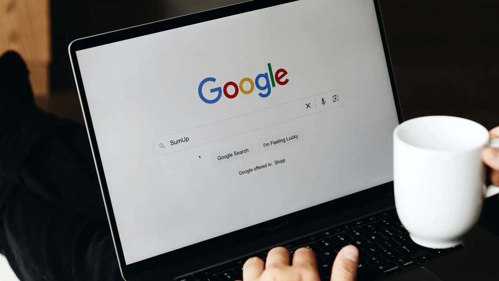 Wyszukiwarka Google otwarta na laptopie